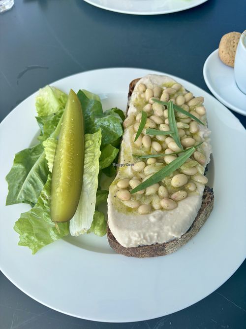 Dit is echt heel erg lekker: vegan desem brood met witte bonen en hummus  at Eye Bar Restaurant in Amsterdam