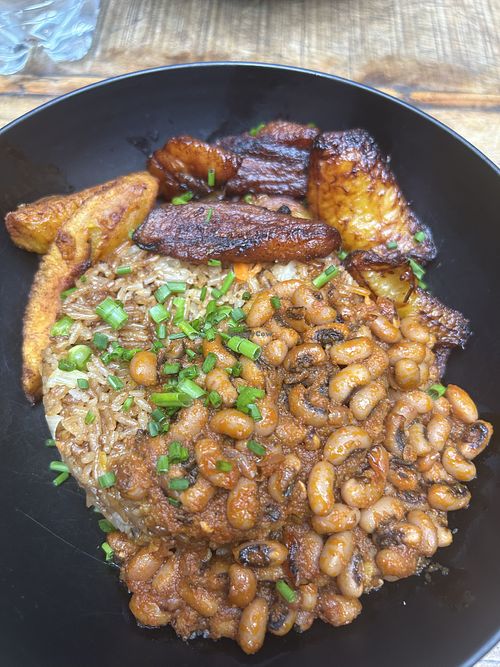 Gemüsereis mit Kochbananen und Bohnensauce  at Mataa‘s in Bremen