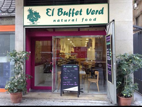 looking in at El Buffet Verd in Barcelona