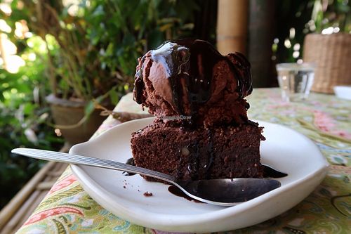 Vegan brownie with chocolate peanut icecream and chocolate sauce at Earth Tone in Pai