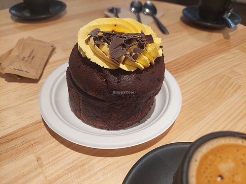 Mango 🥭 + chocolate mini cake (8,25€) at Chök in Madrid