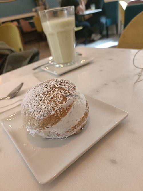 Maritozzo alla panna at Nepá in Milan