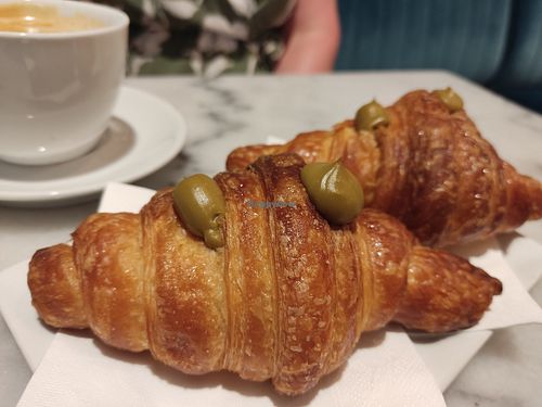 Pistachio croissant at Nepá in Milan