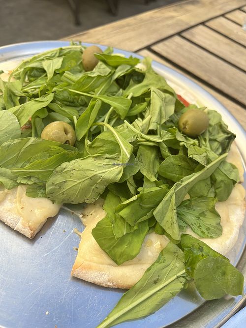 Pizza de queso vegano y rucula   at La Guitarrita in Buenos Aires