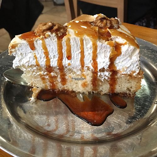 tarta de caramelo nata y nueces at B13 Bar in Madrid