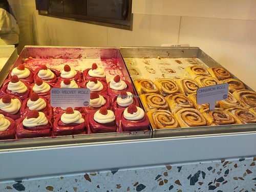 Vegan Red Velvet and Cinnamon rolls #Veganuary at Cinnamood in Munich