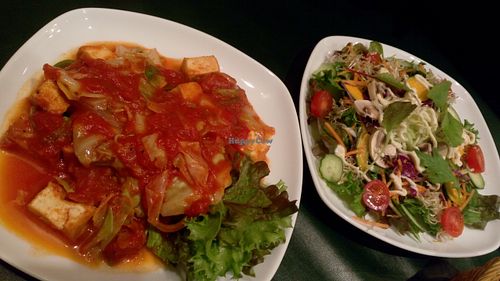 Salad and Fried tofu w/ cabbage and tomato starters at Olu Olu Cafe in Tokyo