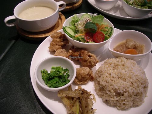 Macrobiotic lunch plate 1000yen. at Olu Olu Cafe in Tokyo
