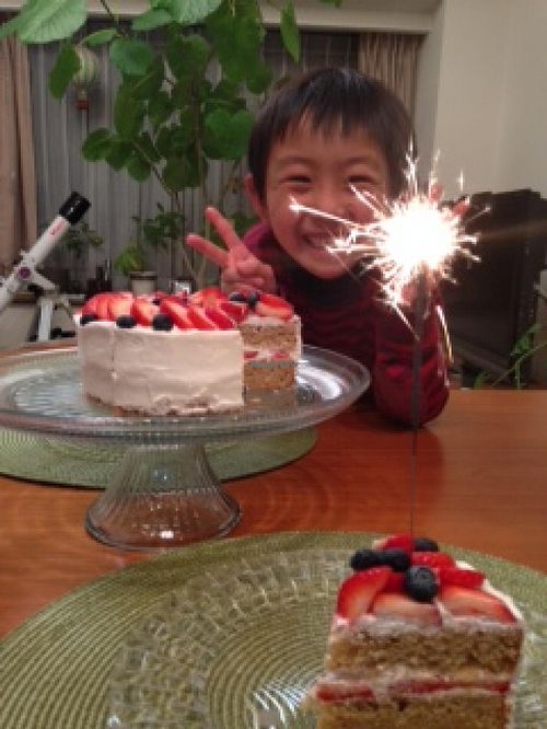 Olu Olu cafe's vegan cake makes a boy smile!!  He loves every Olu Olu food including sweets.   at Olu Olu Cafe in Tokyo