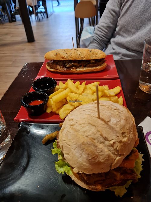 Hamburguesa de seitan y lujuria vegana at La Muga in Bilbao