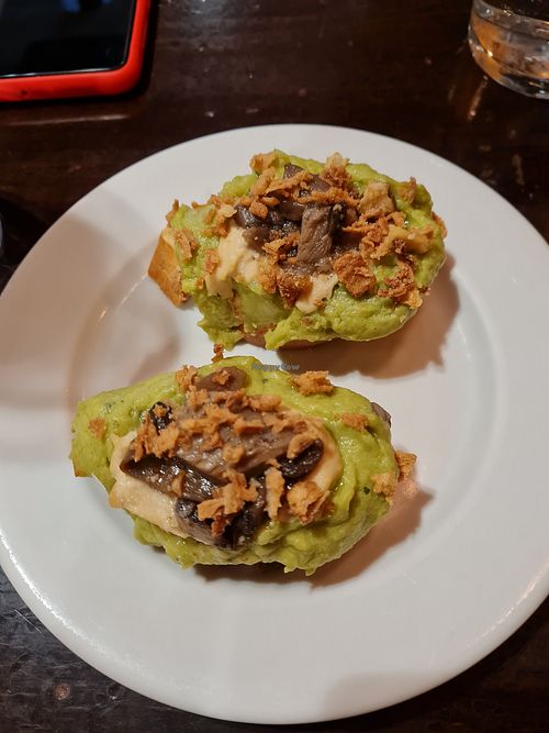 Pintxo de aguacate, hummus, champiñones y cebolla crujiente at La Muga in Bilbao