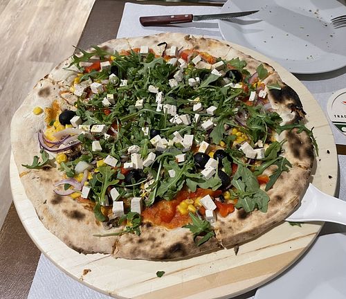 Pizza vegana com tofu, cogumelos, cebola, milho, pimentos, rúcula, azeitona preta e molho de tomate   at La Divina's Pizzeria in Coimbra