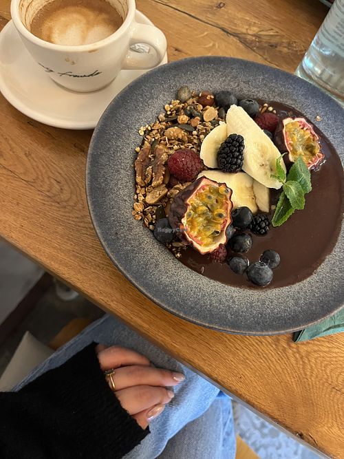 flat white with oatmilk and acai bowl    at Ewig Freunde in Berlin