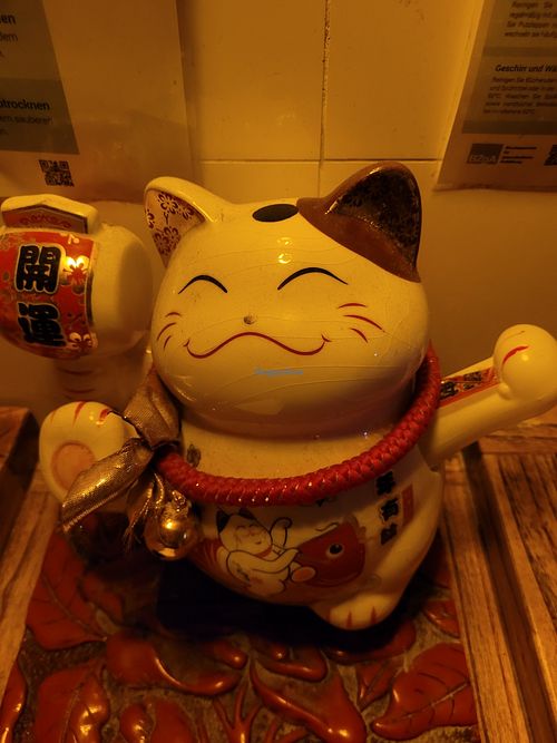 Glückskatze im WC at NoMoreRice in Dortmund