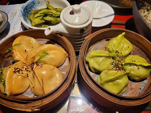 Links: Teigtaschen Kartoffeln ; Rechts: Teigtaschen Tofu Spinat at NoMoreRice in Dortmund