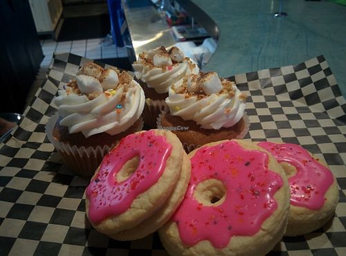 Cupcakes & cookies, today's dessert options at Hella Vegan Eats in Oakland