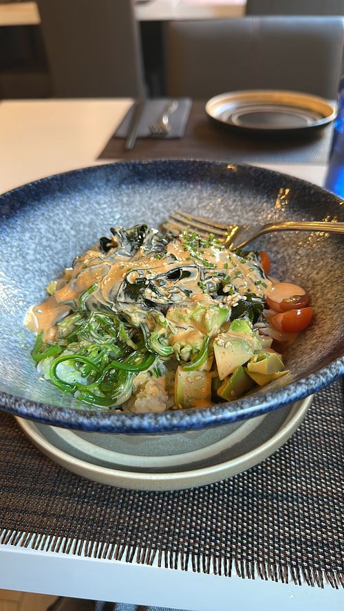 Opciones limitadas, pero Poke vegano rico.  at Sushi Senpai in Zamora