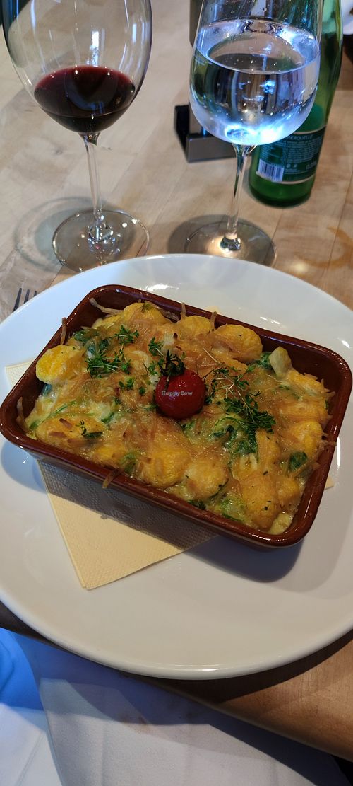 Asparagus and spinach gnocchi with vegan cheese at Hofstub'n in Stadlkirchen