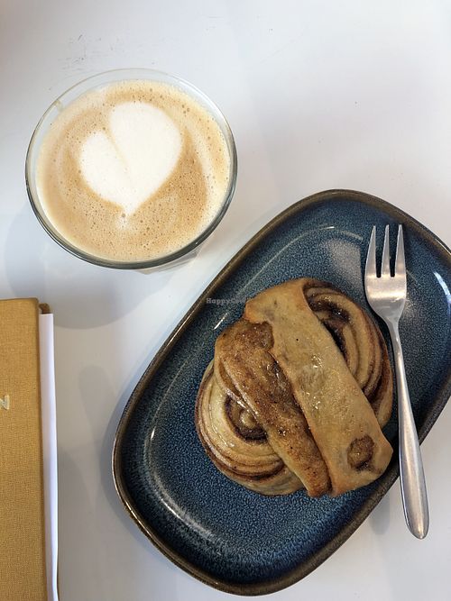 Cappuccino mit Hafermilch und Kardamom-Bun (gut zum Tunken!) ☺️  at Patisserie Sonntags in Cologne