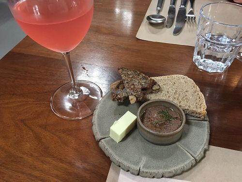 Kombucha and apetizers  at Flores do Cabo in Colares