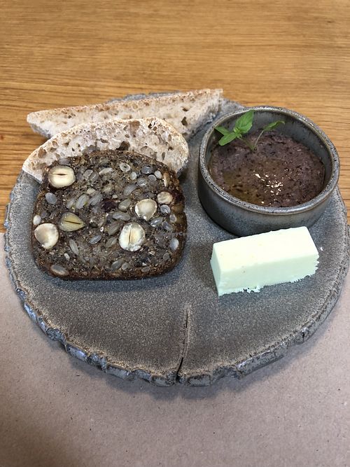Convert: pão de esperta e pão nórdico, patê de lentilhas e manteiga de amêndoa   at Flores do Cabo in Colares