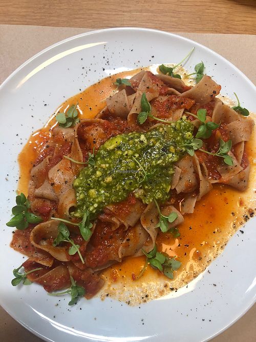 Pappardelle fresco com molho de tomate e pesto de amêndoa   at Flores do Cabo in Colares