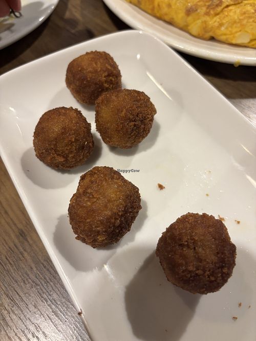 Las croquetas tenían buena pinta pero eran precocinadas y nos las pusieron congeladas  at O'Ceo  in A Coruna