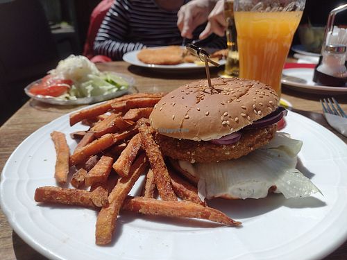Veganer Avocado-Soja-Burger at Donau Cafe in Hainburg