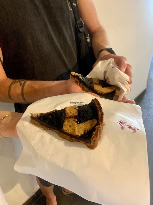 Maddie & Jack enjoying the crostata at Vegan Food Tour Ortigia in Siracusa