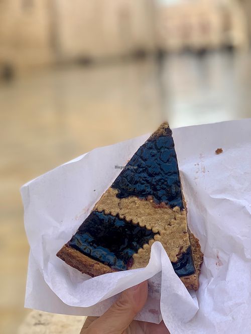 Vegan fruit crostata overlooking Piazza Duomo at Vegan Food Tour Ortigia in Siracusa