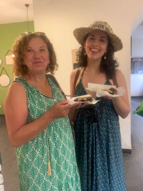 Maddie & Lyn enjoying the crostata at Vegan Food Tour Ortigia in Siracusa