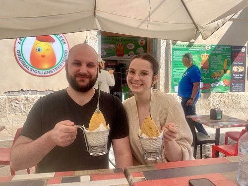 Janek & Lisa enjoying the arancini! - April 2024 at Vegan Food Tour Ortigia in Siracusa