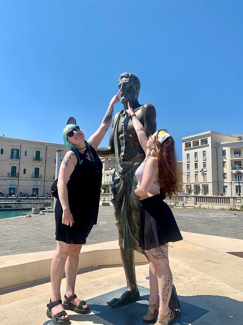 Lill & Elisabeth found Archimedes!  at Vegan Food Tour Ortigia in Siracusa