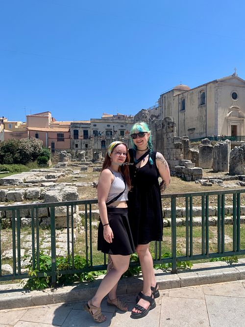 Elisabeth & Lill soaking up the sun with Apollo! at Vegan Food Tour Ortigia in Siracusa