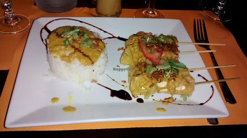 Tofu skewers with rice, spices and a peanut sauce at O Bali in Toulouse