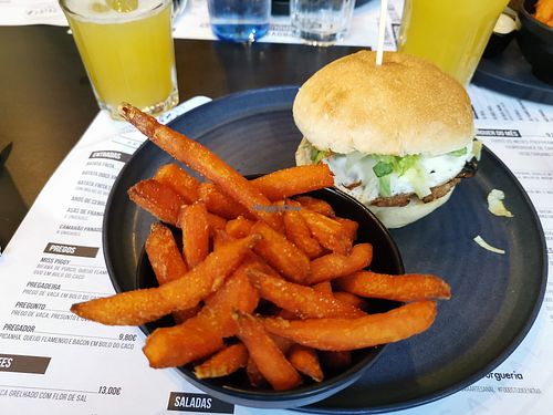 Hamburguer Natura + Ovo Estrelado + Cogumelos Salteados, Batata Doce  Frita e Limonada de Maracujá at Enigma in Tomar