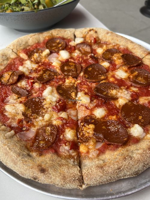 V Sting Pizza has a spicy kick, and I enjoyed the plant-based “honey” and pepperoni combo and healthy crust (my picky omni partner did not like the crust lol)  at Love.Life in Culver City