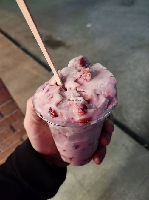 Hurricane made with oat milk and fresh strawberries at Crémerie Mennitto in Mascouche