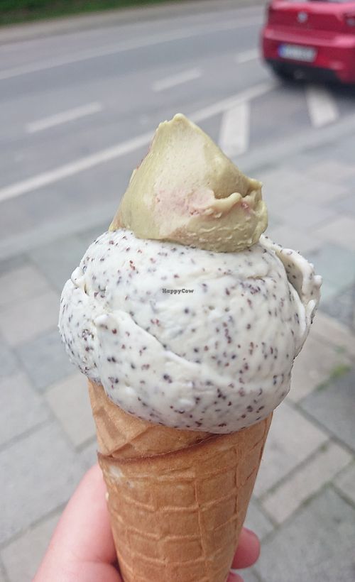 Mohn+Marzipan at Eisbrunnen - Vegan Ice Cream in Munich