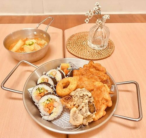 mixed platter of Gimbap, fried items, and tteokbokki at Hán Guǒ Shū Shí - 韓粿蔬食  in Hualien