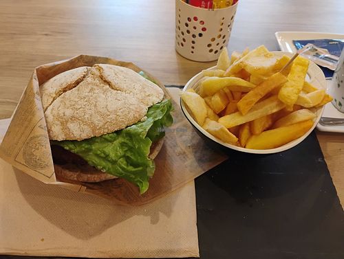 Vegetarian burger (without cheese) and fries at Km101 Gourmet Corner in Baamonde
