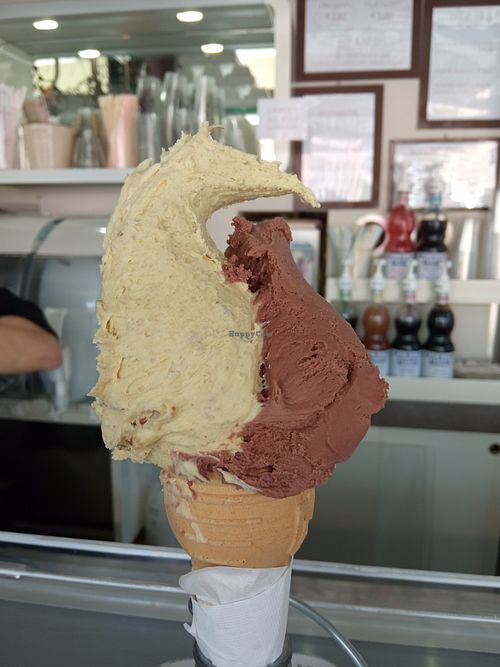 Gelato al bacio e pistacchio su cono vegan e senza glutine at La Gelatteria Verona in Villafranca Di Verona