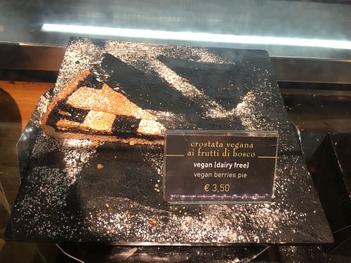 Vegan berry pie at Vyta in Naples