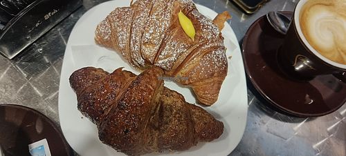 Sulla sinistra cornetto veg al gusto "agrumi e zenzero" at Bar Gelateria Catarinelli in Spoleto