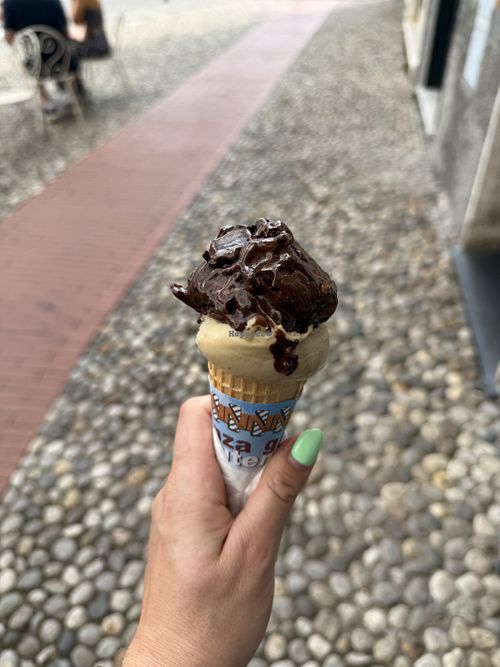 Vegan en gluten hoorntje, met bolletje pistache en pure chocolade  at Simonetti Gelati in Santa Margherita