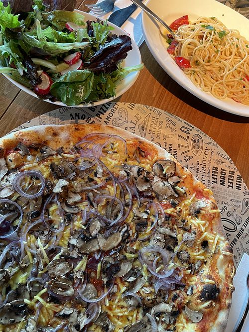 Pizza, Salat und Pasta alles vegan   at L'Osteria in Cologne