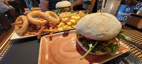 Burger und gemischte Pommes at Peter Pane in Chemnitz