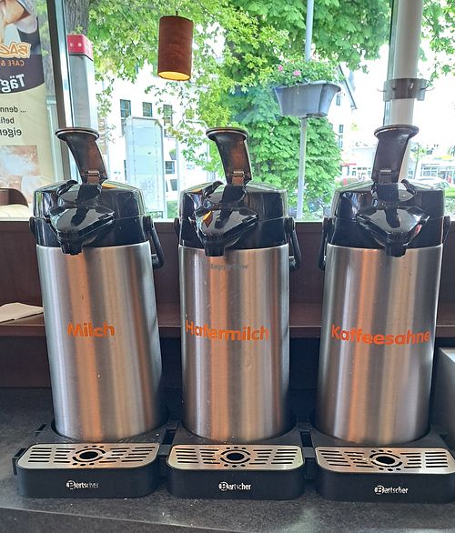 Hafermilch an der Nachfüll-Station at Backboot Café und Bäckerei in Zinnowitz