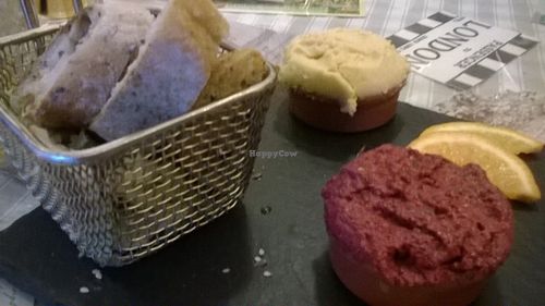 Houmous et crème de betterave at Le Dolly's in Caen