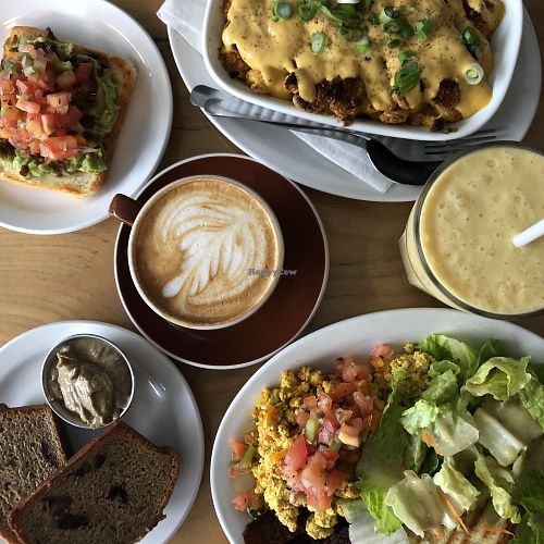 Toast à l'avocat, Pain aux bananes grillé, Plat petit-déjeuner, Mac Végan, Smoothie Lassi à la mangue et Cappuccino au lait végétal maison (coco et amande) at Resonance Cafe in Montreal